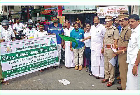 சாலை பாதுகாப்பு விழிப்புணர்வு ஊர்வலம் அமைச்சர் தங்கமணி தொடங்கி வைத்தார்