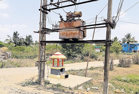 படப்பை அருகே ஆபத்தான நிலையில் உள்ள டிரான்ஸ்பார்மரை சீரமைக்க கோரிக்கை