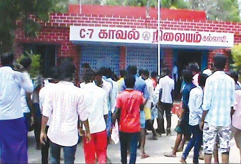 பெண்களை அவதூறாக பேசியவர்களை கைது செய்யக்கோரி போலீஸ் நிலையத்தை பொதுமக்கள் முற்றுகை