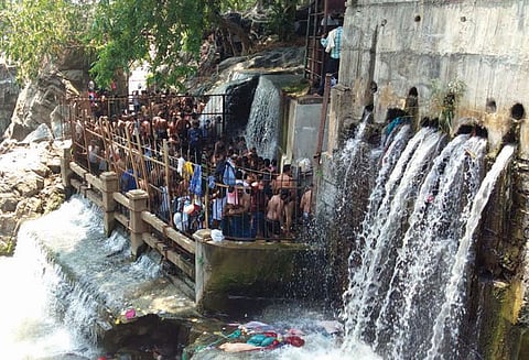 கோடை விடுமுறையையொட்டி ஒகேனக்கல்லில் குவிந்த சுற்றுலா பயணிகள்