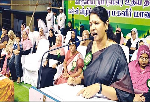 மாநில உரிமைகளில் தலையிட கவர்னருக்கு அதிகாரம் இல்லை - கனிமொழி எம்.பி. பேட்டி