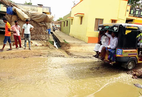 வேப்பனப்பள்ளி அருகே சாலையில் தேங்கும் கழிவுநீரால் சுகாதார சீர்கேடு