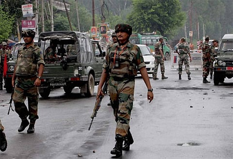 ஜம்மு காஷ்மீரில் இரண்டு பயங்கரவாதிகளை பாதுகாப்பு படை சுட்டு வீழ்த்தியது