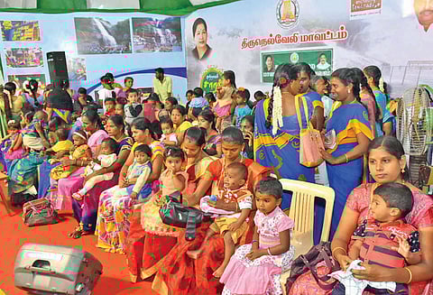 குற்றாலம் சாரல் விழாவில் கொழு கொழு குழந்தை போட்டி கோலம் போடுவதற்கு பெண்கள் குவிந்தனர்