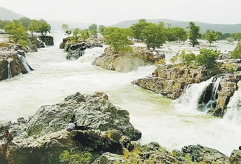 நீர்வரத்து குறைந்தது: ஒகேனக்கல்லில் குளிக்கவும், பரிசல் இயக்கவும் 25-வது நாளாக தடை