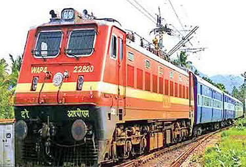 கோவை–நாகர்கோவில் பாசஞ்சர் ரெயில் கரூர் அருகே என்ஜின் பழுதால் நடுவழியில் நின்றது, பயணிகள் கடும் அவதி