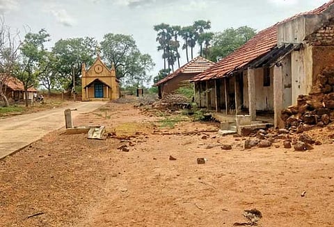 மானாமதுரை அருகே கடும் வறட்சியால் ஊரை காலி செய்த மக்கள்