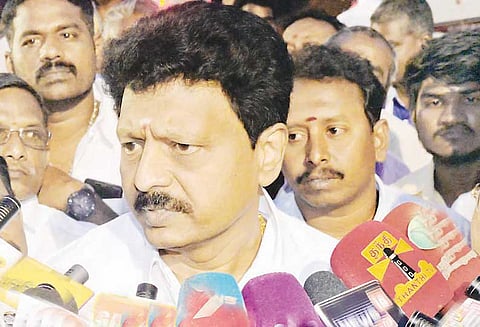 தமிழக அரசு சிலை கடத்தல் வழக்குகளை சி.பி.ஐ.க்கு மாற்றியிருக்க கூடாது திவாகரன் பேட்டி