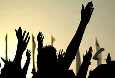 சத்தி அருகே டிரைவர் கொலை: குற்றவாளிகளை கைது செய்யக்கோரி ஆஸ்பத்திரியில் உறவினர்கள் போராட்டம்