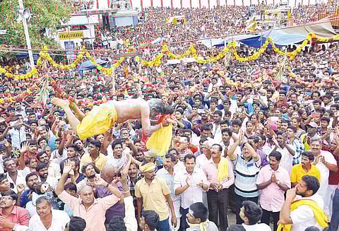 ஜெகதேவி பாலமுருகன் கோவிலில் ஆடிக்கிருத்திகை விழா ஆயிரக்கணக்கான பக்தர்கள் பங்கேற்பு