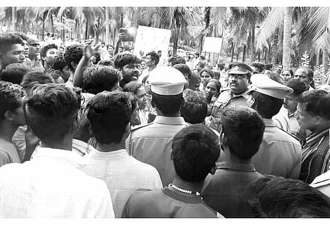 ஜாமீனில் வந்தவர் மர்ம சாவு: உறவினர்கள் சாலை மறியல்