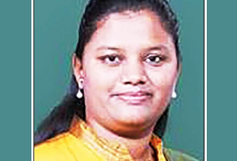 கார் மீது மராத்தா போராட்டக்காரர்கள் தாக்குதல் பா.ஜனதா பெண் எம்.பி. காயமின்றி தப்பினார்