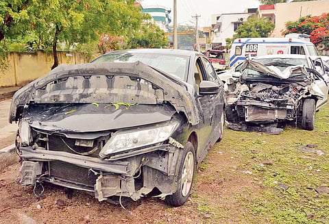 விபத்தில் சிக்கியவரை ஆம்புலன்சில் ஏற்றியபோது கார் மோதி 3 பேர் பலி உதவி செய்ய சென்றவர்களுக்கு நேர்ந்த பரிதாபம்