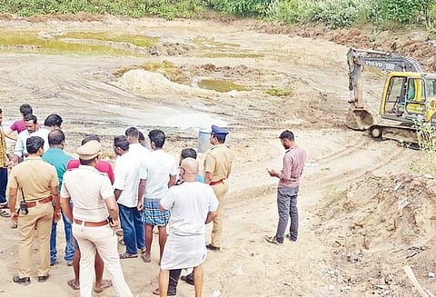 குளத்தில் மண் எடுப்பதற்கு எதிர்ப்பு தெரிவித்து பொதுமக்கள் போராட்டம் பணிகள் பாதியில் நிறுத்தம்
