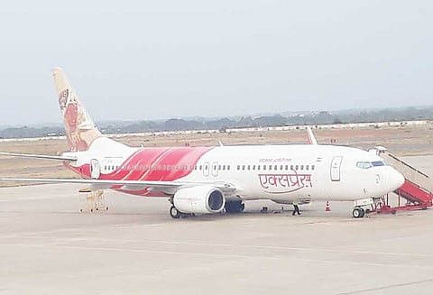 தனியார் விமானத்தில் தொழில்நுட்ப கோளாறு கட்டணத்தை திரும்ப கேட்டு பயணிகள் கோஷமிட்டதால் பரபரப்பு