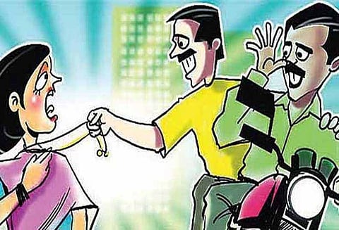 2 பெண்களிடம் 15 பவுன் நகைகள் பறிப்பு