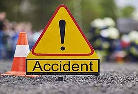 லாரி-மோட்டார் சைக்கிள் மோதல்; வாலிபர் சாவு