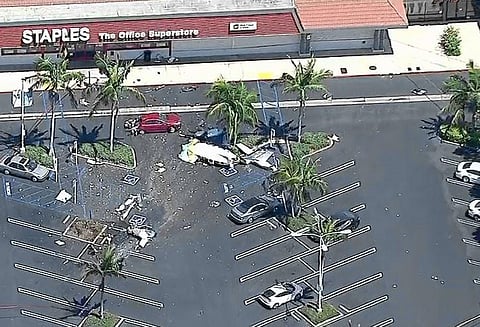 கலிபோர்னியாவில் ஷாப்பிங் சென்டர் அருகே விமானம் மோதி விபத்து; 5 பேர் பலி