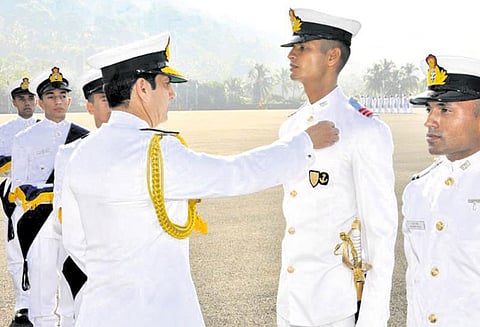 என்ஜினீயரிங் பட்டதாரிகளுக்கு பயிற்சியுடன் அதிகாரி வேலை