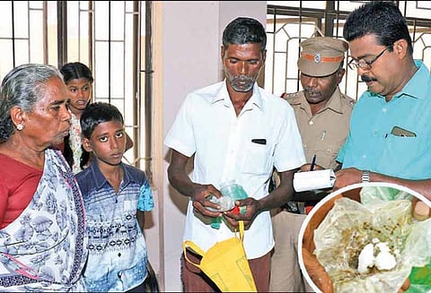 கலெக்டர் அலுவலகத்தில் பரபரப்பு : ஒரே குடும்பத்தைச் சேர்ந்த 6 பேர் தற்கொலை முயற்சி