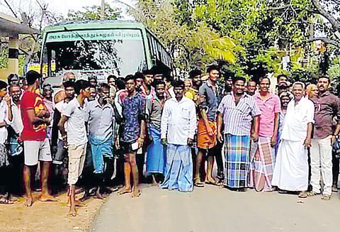 3 அரசு பஸ்களை சிறைபிடித்து பொதுமக்கள் போராட்டம்