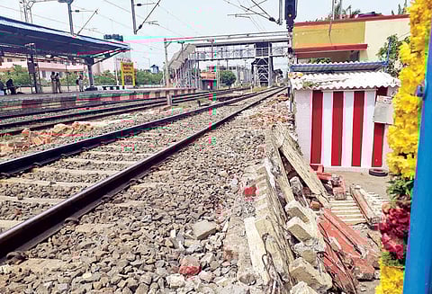 பழவந்தாங்கல் ரெயில் நிலையத்தில் 30 அடி நீள தடுப்பு சுவர் இடித்து அகற்றம்