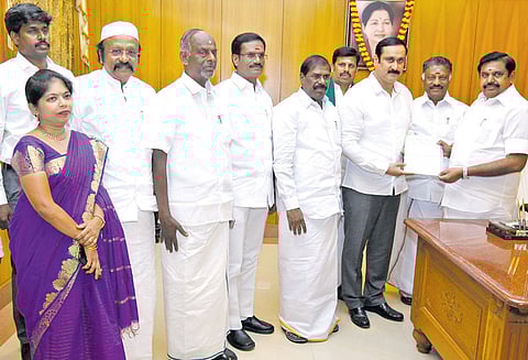 சாதிவாரி மக்கள்தொகை கணக்கெடுப்பை நடத்த வேண்டும் எடப்பாடி பழனிசாமியிடம் பா.ம.க. நேரில் கோரிக்கை