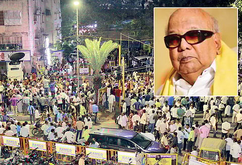 கருணாநிதி உடல்நிலை கவலைக்கிடம்: ‘முன்னேற்றம் ஏற்படுமா என்பது 24 மணிநேரத்துக்கு பிறகே தெரியும்’