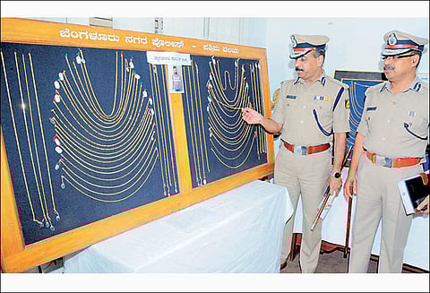 சங்கிலி பறிப்பில் ஈடுபட்ட வாலிபர் துப்பாக்கியால் சுட்டு பிடிப்பு: ரூ.1 கோடியே 6 லட்சம் தங்க நகைகள் மீட்பு