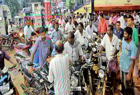 சிவகங்கை, ராமநாதபுரம் மாவட்டங்களில் கடையடைப்பு–பஸ்கள் ஓடவில்லை; பயணிகள் தவிப்பு