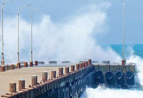 தனுஷ்கோடி பகுதியில் பலத்த கடல் கொந்தளிப்பு