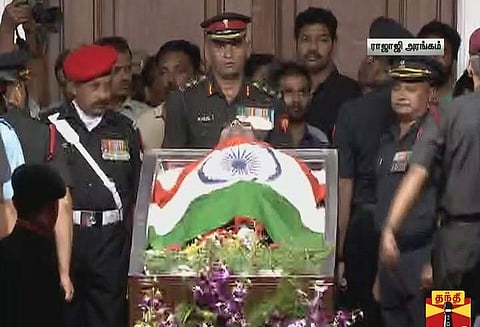 தி.மு.க. தலைவர் கருணாநிதி மறைவு; தேசிய கொடி போர்த்தப்பட்டு ராணுவ மரியாதை அளிக்கப்பட்டது