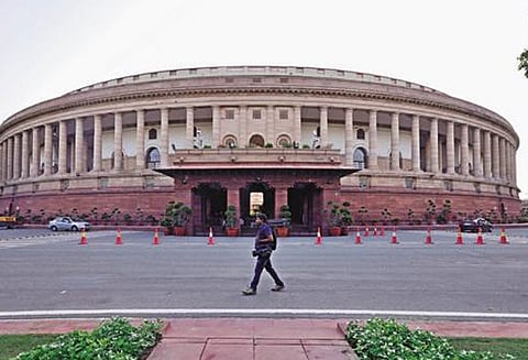 வெளிநாடு வாழ் இந்தியர்கள் ஆர்.டி.ஐ சட்டத்தின் கீழ் தகவல் கேட்டு விண்ணப்பிக்க முடியாது : மத்திய அரசு விளக்கம்