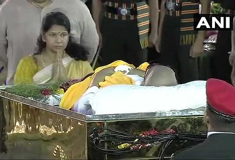 திமுக தலைவர் கருணாநிதி உடலுக்கு குடும்பத்தினர் இறுதி அஞ்சலி