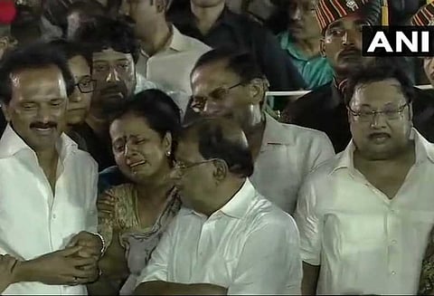 அண்ணா நினைவிடம் அருகே அரசு மரியாதையுடன் கருணாநிதி உடல் நல்லடக்கம்