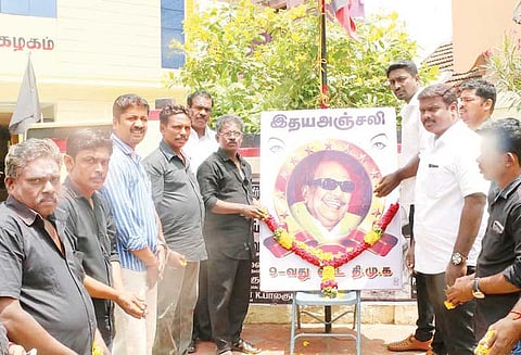 கருணாநிதியின் உருவப்படங்களுக்கு மாலை அணிவித்து அஞ்சலி மீனவர்களும் துக்கம் கடைபிடிப்பு