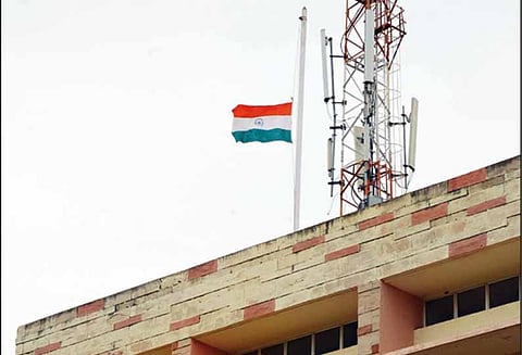 மாவட்டம் முழுவதும் கடைகள் அடைப்பு; பஸ்கள் ஓடவில்லை