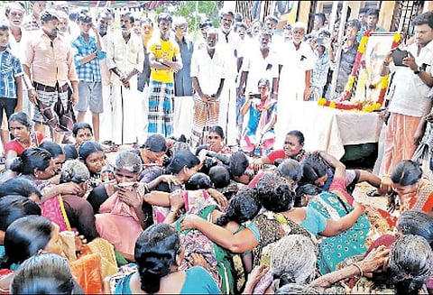 திருக்குவளையில் கருணாநிதி பிறந்த வீட்டில் ஒப்பாரி வைத்து கதறி அழுத பெண்கள்
