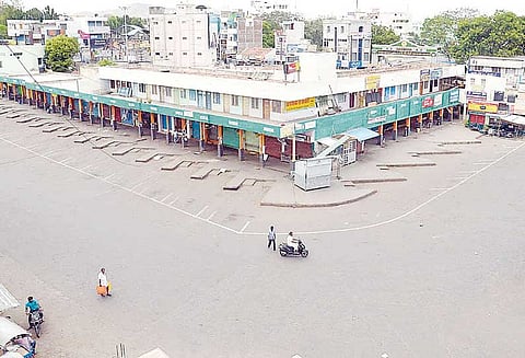 கருணாநிதி மரணம்: கடைகள் அடைப்பு-பஸ்கள் ஓடவில்லை சாலைகள் வெறிச்சோடி கிடந்தன