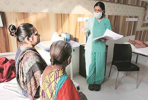 தாயாரின் கருப்பபை மூலம் குழந்தை பெறப்போகும் மகள்