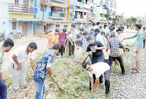 திருச்சி அண்டகொண்டான் பகுதியில் ரெயில் தண்டவாளம் அருகே தூய்மைப்படுத்தும் பணியில் ஈடுபட்ட மாணவர்கள்