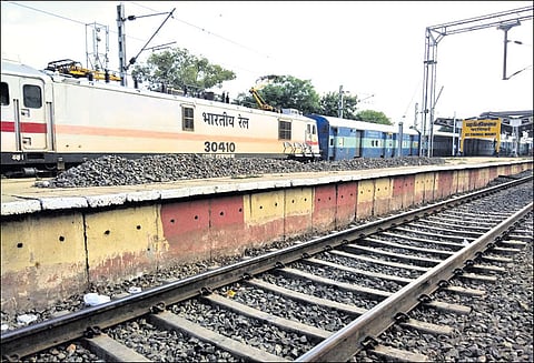 பரங்கிமலை ரெயில் நிலையத்தில் 4-வது தண்டவாளத்தை மாற்றி அமைக்க முடிவு