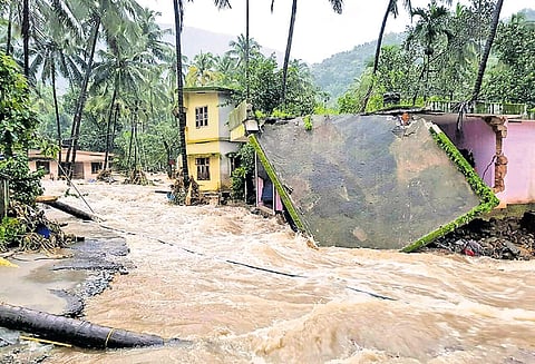 கேரளாவில் கனமழை: நிலச்சரிவு, வெள்ளத்தில் சிக்கி 24 பேர் சாவு