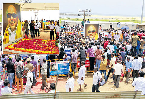 கருணாநிதி சமாதியில் விடிய, விடிய கண்ணீர் அஞ்சலி அலை அலையாக தொண்டர்கள் வருகை