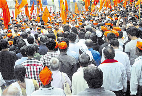 மராத்தா சமுதாயத்தினர் கலெக்டர் அலுவலகம் முன் போராட்டம்