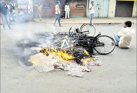 மராத்தா சமுதாயத்தினர் முழு அடைப்பு : மராட்டியம் முழுவதும் வன்முறை