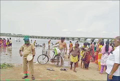 பரமத்தி வேலூர் காவிரி கரையோர மக்களுக்கு தண்டோரா மூலம் வெள்ள அபாய எச்சரிக்கை