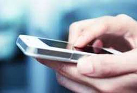 கும்மிடிப்பூண்டியில் நூதன முறையில் செல்போன்கள் திருட்டு