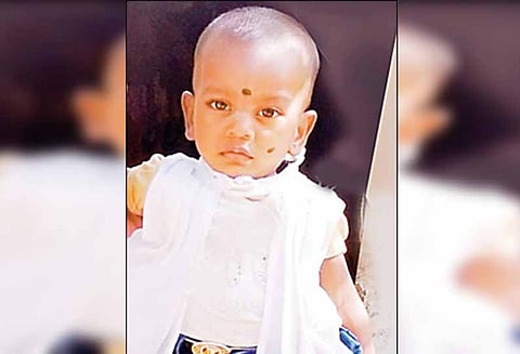 மினிலாரிக்கு அடியில் விளையாடிய 1½ வயது குழந்தை சக்கரத்தில் சிக்கி பலி