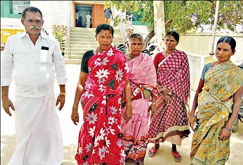 மனைவி, உறவினர்களுடன் ஒப்பந்ததாரர் தீக்குளிக்க முயற்சி